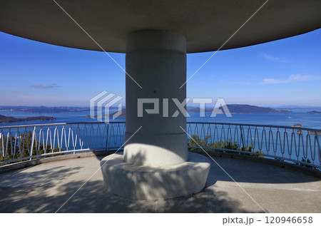 屋島北嶺の先端にある展望台「遊鶴亭」と備讃瀬戸の島々 屋島北嶺の先端にある展望台「遊鶴亭」と備讃瀬戸の島々 120946658