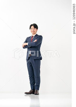 ビジネスマン 20代男性 腕組み ビジネスマン 20代男性 腕組み 120946983