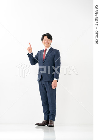 ビジネスマン　20代男性　指差し 120946995
