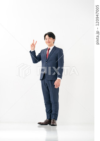 ビジネスマン　20代男性　ピース 120947005