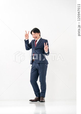 ビジネスマン 20代男性 ピース ビジネスマン 20代男性 ピース 120947011