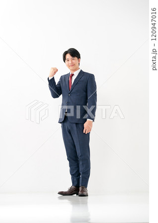 ビジネスマン　20代男性　ガッツポーズ 120947016