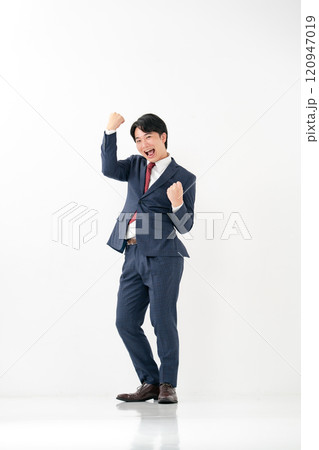 ビジネスマン 20代男性 ガッツポーズ ビジネスマン 20代男性 ガッツポーズ 120947019
