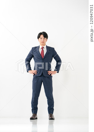 ビジネスマン　20代男性　仁王立ち 120947031