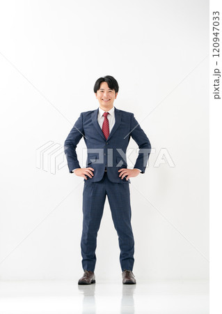 ビジネスマン 20代男性 仁王立ち ビジネスマン 20代男性 仁王立ち 120947033