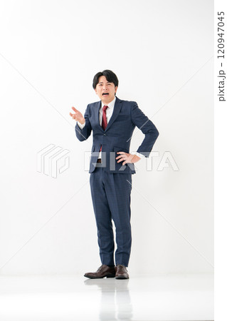 ビジネスマン　20代男性　トラブル 120947045