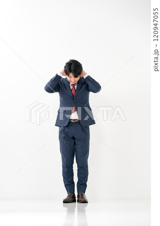 ビジネスマン　20代男性　トラブル 120947055