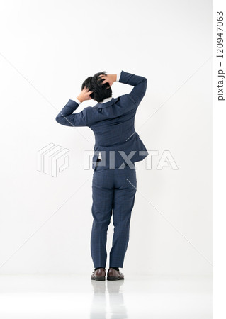 ビジネスマン　20代男性　頭を抱える　後ろ姿 120947063