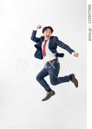 ビジネスマン　20代男性　ジャンプ 120947066