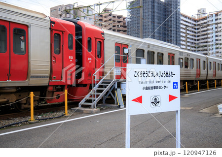 小倉総合車両センターに停車中の813系電車 120947126