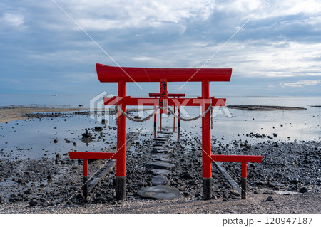 佐賀県太良町 干潮時の有明海の浅瀬に立つ秋の海中鳥居 佐賀県太良町 干潮時の有明海の浅瀬に立つ秋の海中鳥居 120947187