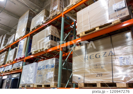 多摩境通りのコストコ 巨大な棚で陳列 京王相模原線多摩境駅の東口 東京都町田市小山ヶ丘 多摩境通りのコストコ 巨大な棚で陳列 京王相模原線多摩境駅の東口 東京都町田市小山ヶ丘 120947276