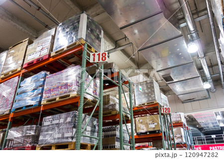 多摩境通りのコストコ　天井まで積み上げられた商品　京王相模原線多摩境駅の東口　東京都町田市小山ヶ丘 120947282