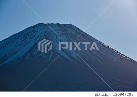 朝日を浴びて山肌が輝く富士山 120947298