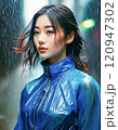 雨の中でレインコート着て立っている東洋系の女性 120947302
