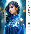 雨の中でレインコート着て立っている東洋系の女性 120947304