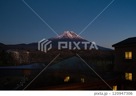 夕陽に染まっていく富士山 夕陽に染まっていく富士山 120947306