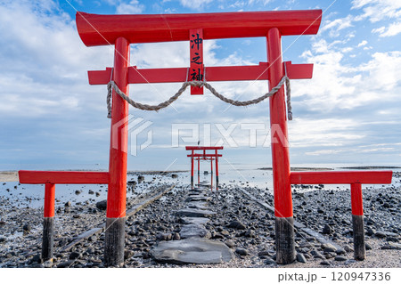 佐賀県太良町 干潮時の有明海の浅瀬に立つ秋の海中鳥居 佐賀県太良町 干潮時の有明海の浅瀬に立つ秋の海中鳥居 120947336