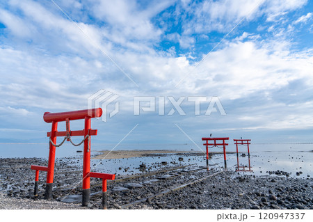 佐賀県太良町　干潮時の有明海の浅瀬に立つ秋の海中鳥居 120947337