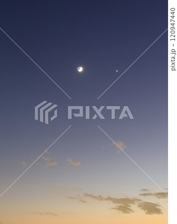 夕暮れの空に浮かぶ月（地球照） 120947440