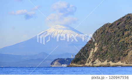 湘南の海と青い空と富士山 120947556