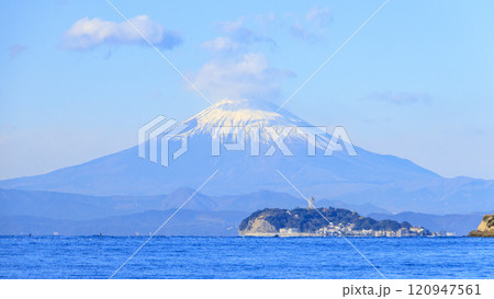 湘南の海と青い空と富士山 120947561