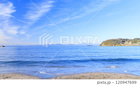 海から見た湘南の海と富士山 120947699