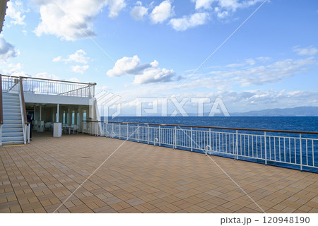 太平洋を航海する東京九州フェリーの船上デッキ 120948190