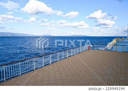 太平洋を航海する東京九州フェリーの船上デッキ 120948194