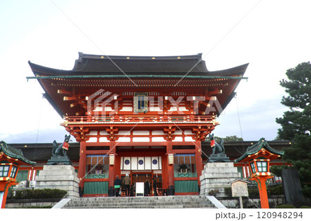 伏見稲荷大社・正門・楼門(京都・伏見区) 伏見稲荷大社・正門・楼門(京都・伏見区) 120948294