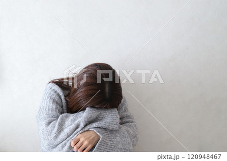 落ち込む女性　うつ病イメージ 120948467