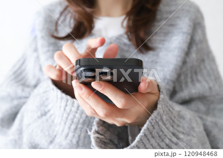 スマホ　女性 120948468
