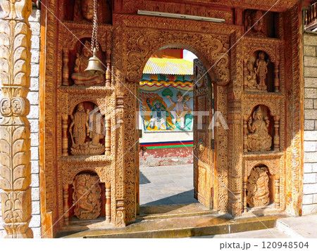 インド北部の秘境サングラ渓谷にあるカムル村にある仏教とヒンドゥー教のお寺への門に施された美しい彫刻 インド北部の秘境サングラ渓谷にあるカムル村にある仏教とヒンドゥー教のお寺への門に施された美しい彫刻 120948504