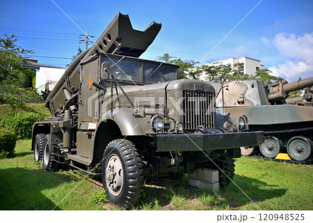 中部・陸上自衛隊・富士学校記念行事の展示車両・67式30型ロケット弾発射機・静岡県小山町 中部・陸上自衛隊・富士学校記念行事の展示車両・67式30型ロケット弾発射機・静岡県小山町 120948525