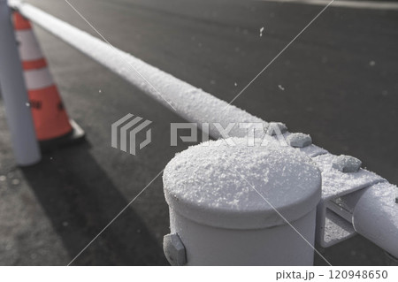 雪が降る日の道路 120948650
