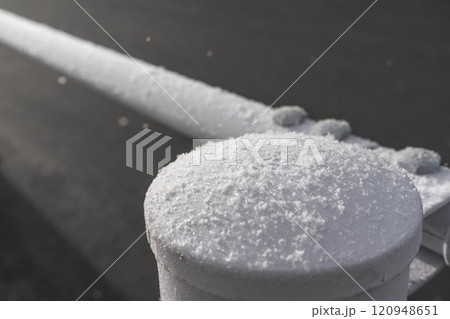 雪の積もったガードレール 雪の積もったガードレール 120948651