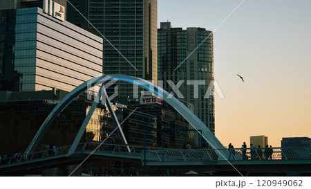 オーストラリアのメルボルンのヤラ川の夕景 120949062