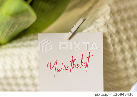 Concept shot of the white note with motivational quote in it 120949430