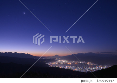 高ボッチから望む、北半球の星座と星の光跡 120949447