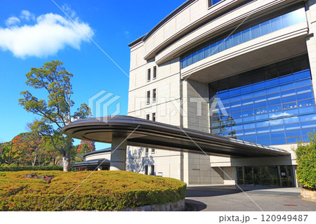 三重県津市、三重県議会議事堂の風景 120949487