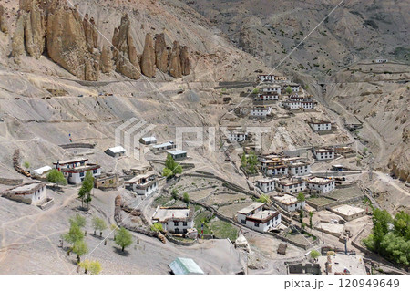 インド北部にあるヒマーチャルプラディーシュ州の秘境スピティ渓谷にある秘境ダンカル村のゴンパ インド北部にあるヒマーチャルプラディーシュ州の秘境スピティ渓谷にある秘境ダンカル村のゴンパ 120949649