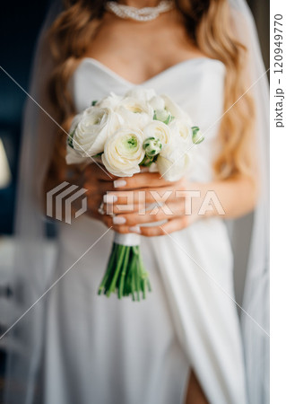 without a face. The bride with a bouquet in simple elegant wedding dress 120949770