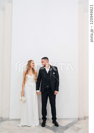 The bride and groom ring exchanges in the Wedding Palace. The bride and groom ring exchanges in the Wedding Palace. 120949821