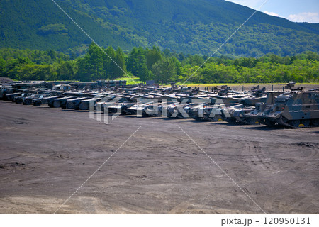 中部・陸上自衛隊・富士学校記念行事・観閲式前に待機する車両群、壮観な装備の眺め・静岡県小山町 120950131