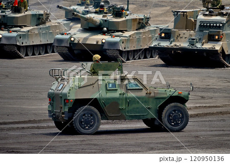 中部・陸上自衛隊・富士学校記念行事・観閲式で行進する軽装甲機動車・静岡県小山町 中部・陸上自衛隊・富士学校記念行事・観閲式で行進する軽装甲機動車・静岡県小山町 120950136