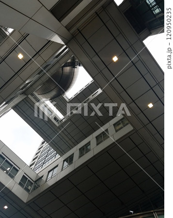フジテレビの球体を下から見上げた様子 フジテレビの球体を下から見上げた様子 120950235