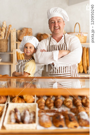 Dad and little daughter work sell in family bakery shop Dad and little daughter work sell in family bakery shop 120950240