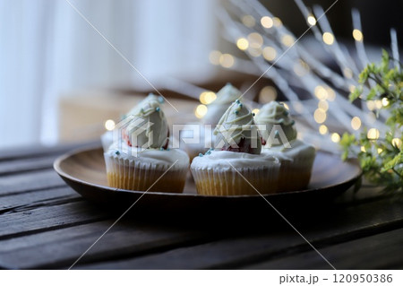 クリスマス用に作った米粉のチョコイチゴカップケーキ クリスマス用に作った米粉のチョコイチゴカップケーキ 120950386