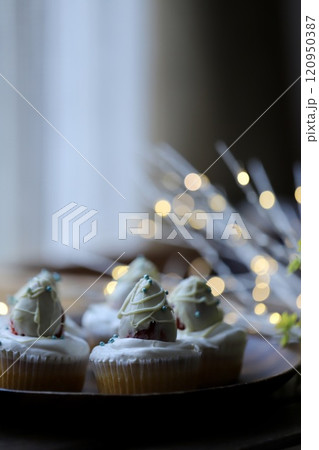クリスマス用に作った米粉のチョコイチゴカップケーキ クリスマス用に作った米粉のチョコイチゴカップケーキ 120950387