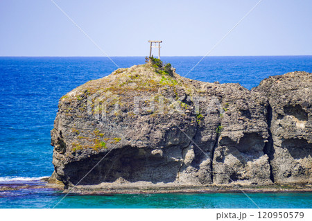 淤岐之島 神話の舞台となった白兎海岸(鳥取市 道の駅神話の里白うさぎ) 淤岐之島 神話の舞台となった白兎海岸(鳥取市 道の駅神話の里白うさぎ) 120950579
